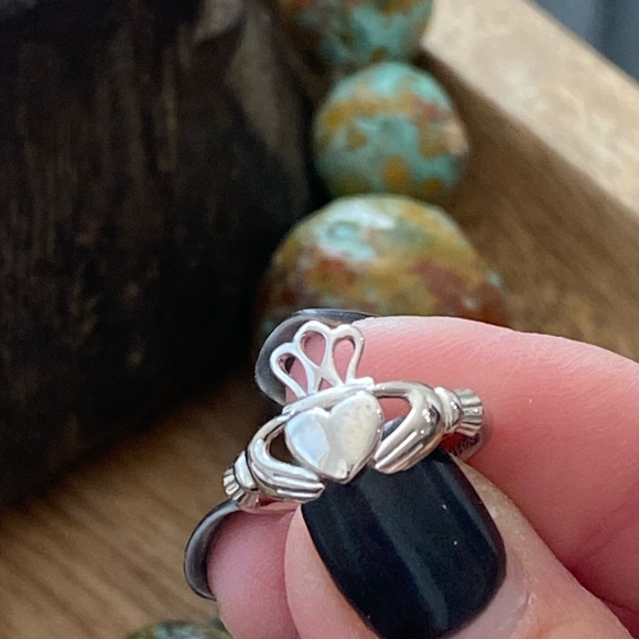 Irish Claddagh Ring 🍀 - Picture 8 of 9